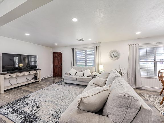 5th image of 114 N Imperial Dr
