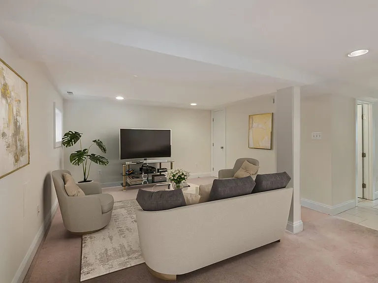 Large rec room on lower level