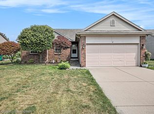 53544 Fox Pointe Dr, New Baltimore, MI 48047