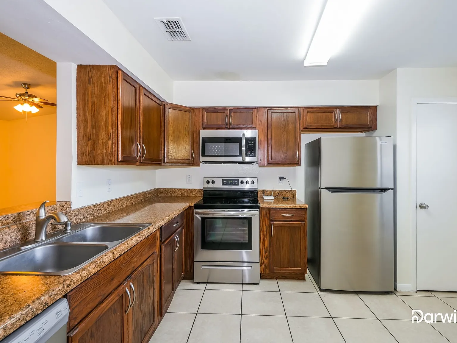 3 bed, 2.0 bath, 1374 sqft, $2,100 — Photo 3