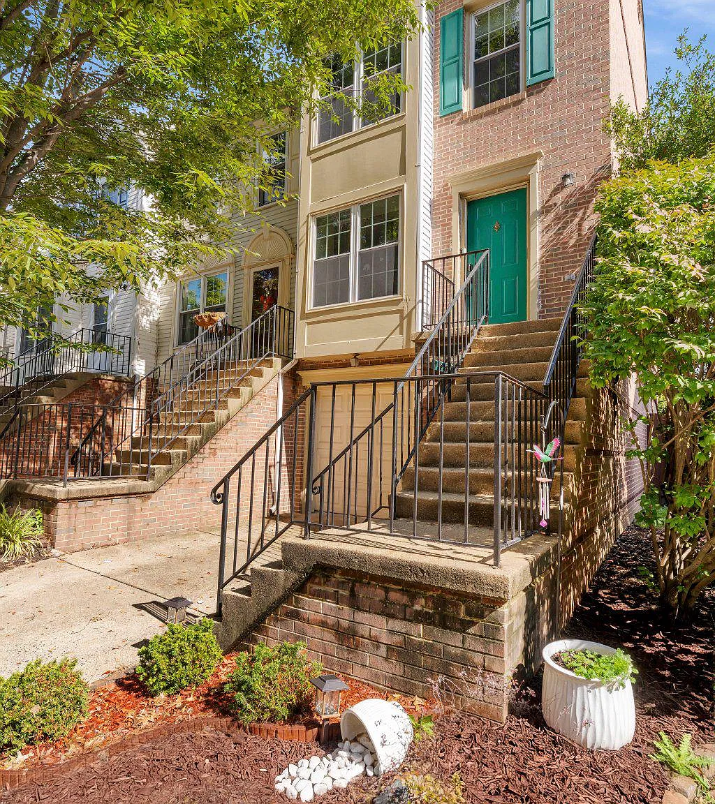 3 bed, 2.5 bath, 2516 sqft, $2,800 — Photo 3