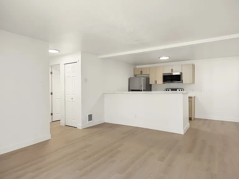 Wellington Place Apartments — Photo 41