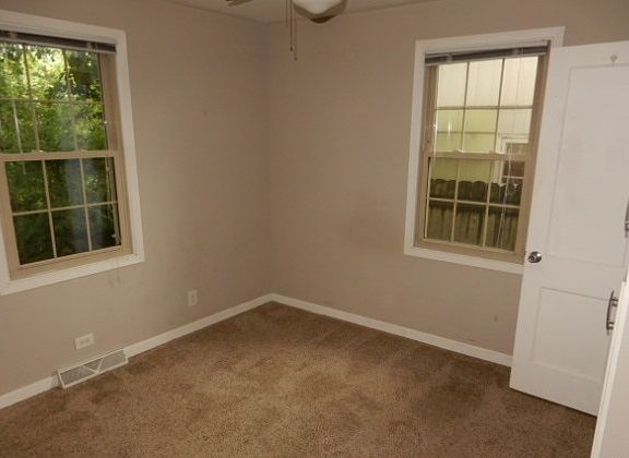5th image of 1000 N Midland Ave
