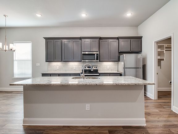 4th image of 2815 Orchid Dr