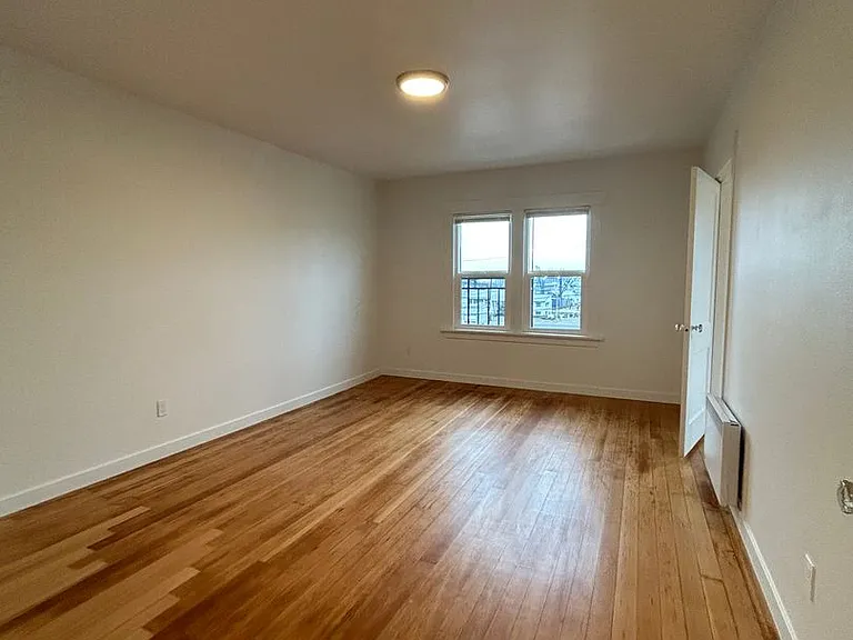 1223 W Nickerson St — Photo 6