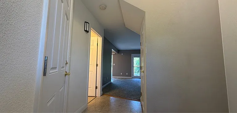 1060 SE Miller Ave — Photo 2