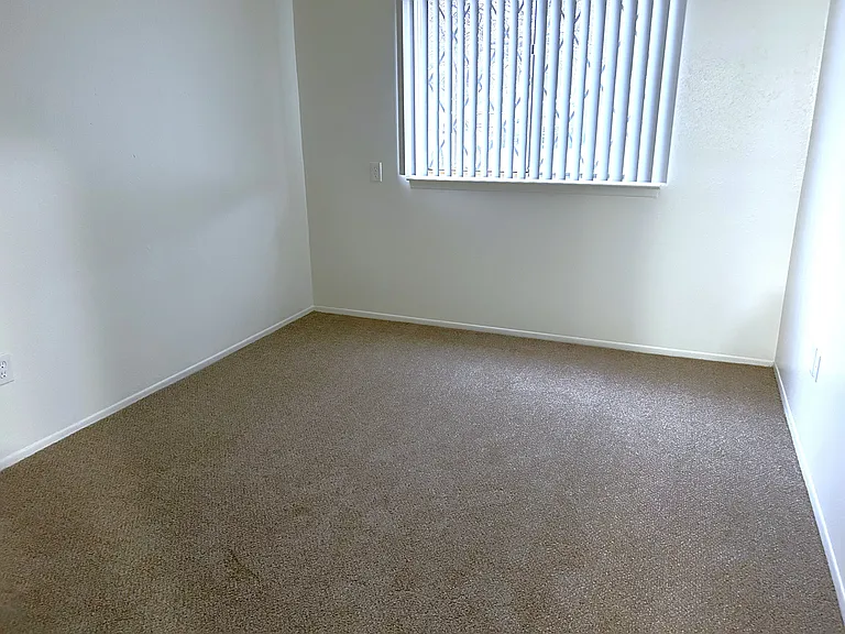 Huntington Place Apartments — Photo 36