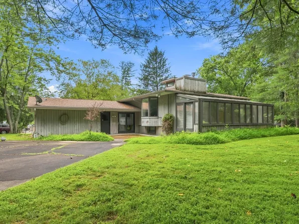 2202 S Belhaven Ct, Bloomington, IN 47401