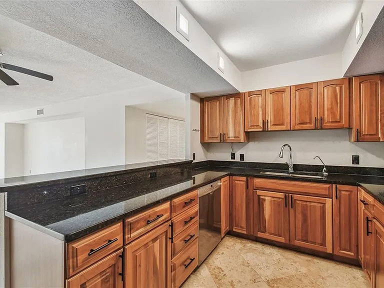 100 Oakmont Ln #106 — Photo 21