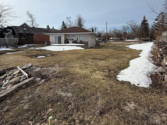 5th image of 2571 Leonard St