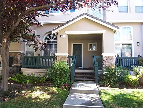 2013 Swan St Photo 1