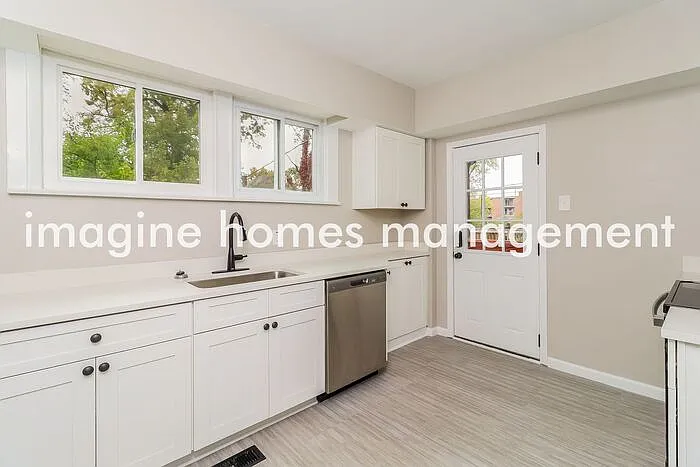 1735 Avonlea Ave — Photo 10