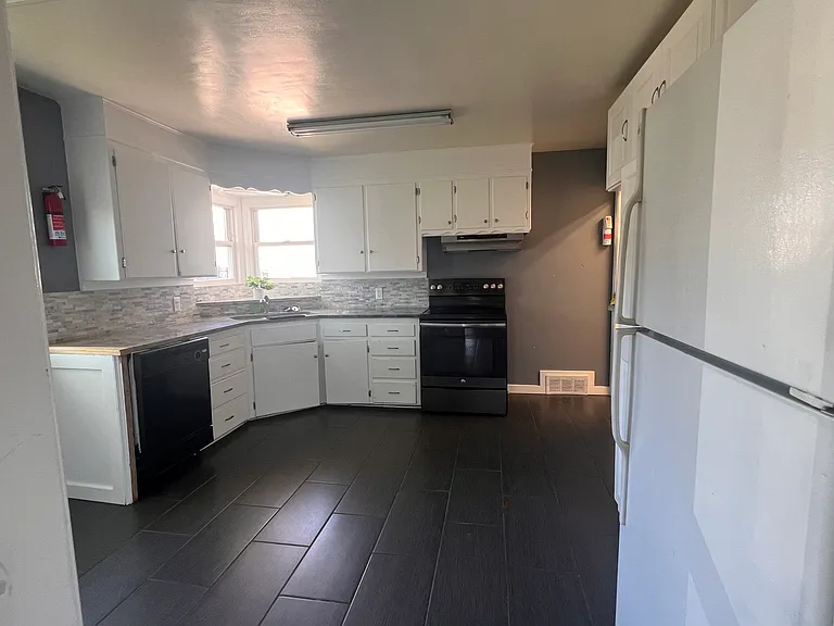 2411 S Illinois Ave — Photo 4
