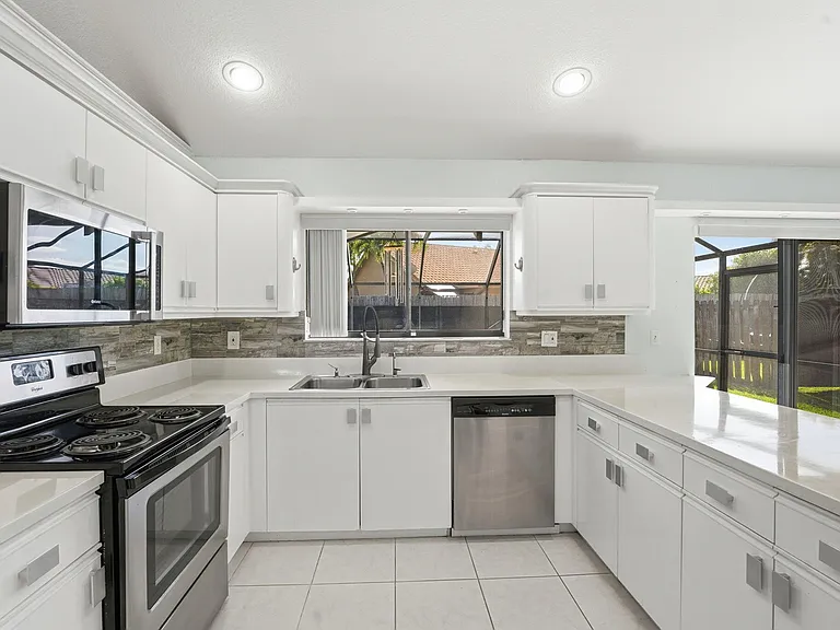 9284 Laurel Green Dr — Photo 16