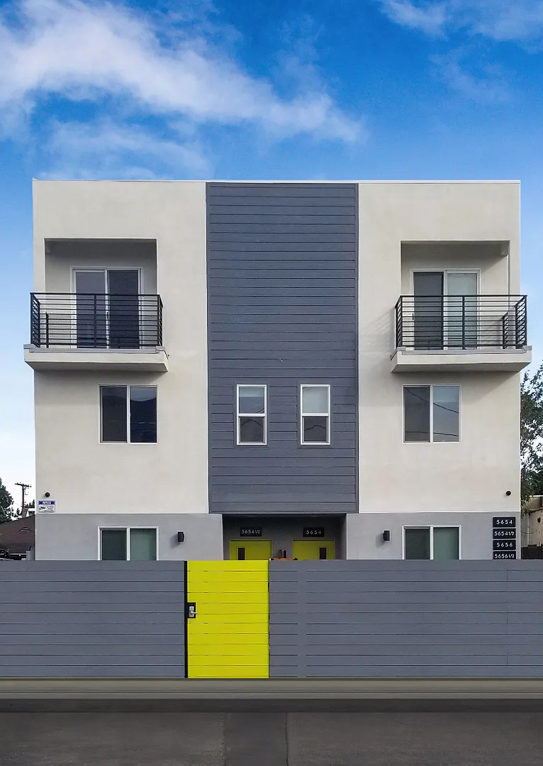 Huge 4 Bed Townhome With 2-Car Garage + Private Yard — Photo 1