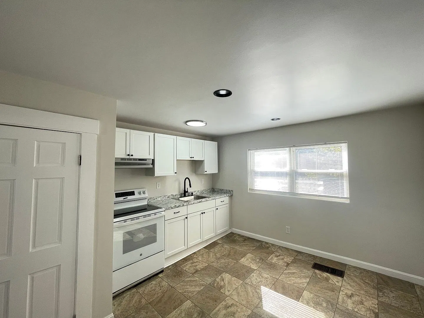 3 bed, 1.5 bath, 846 sqft, $2,395 — Photo 2
