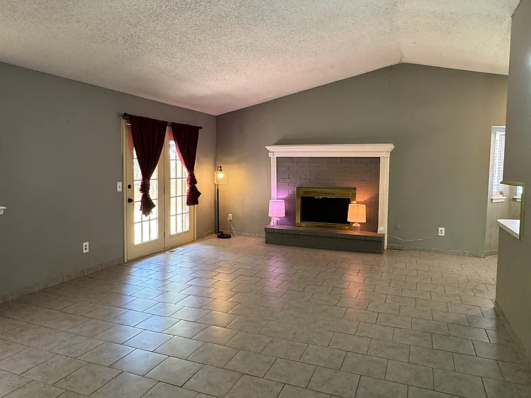 2305 Crystal Dr — Photo 4