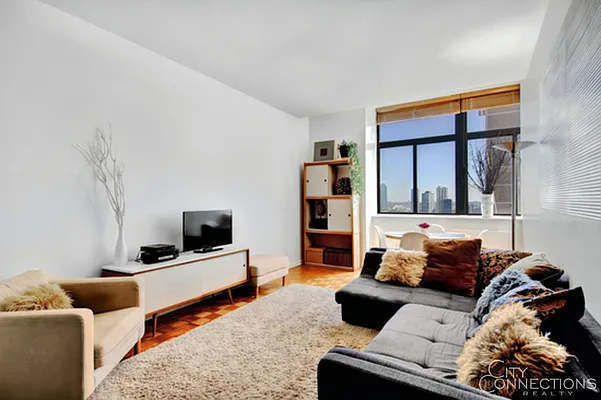 Rented by City Connections Realty | media 18