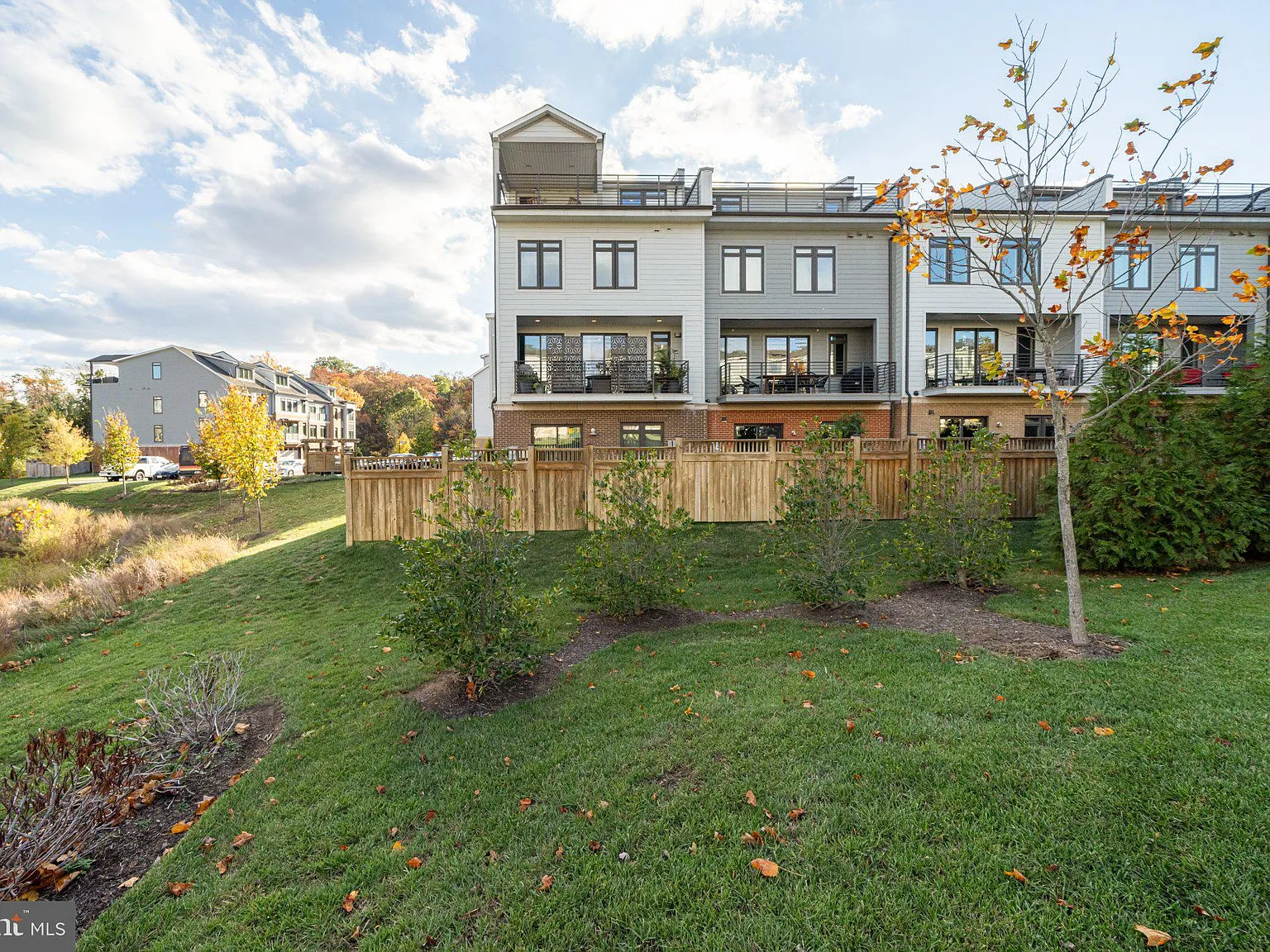 5 bed, 4.5 bath, 3855 sqft, $4,700 — Photo 2