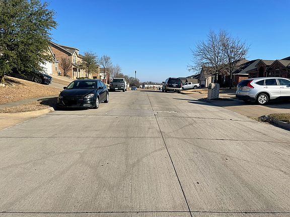 3rd image of 919 Hidden Oaks Dr