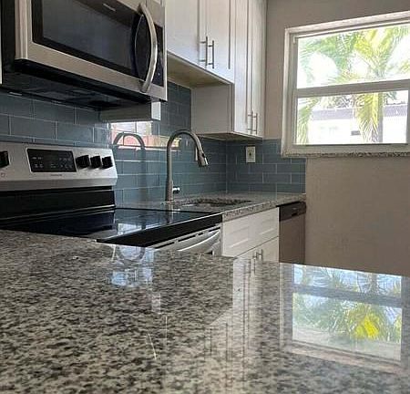 5th image of 1001 SE 3rd St APT 1