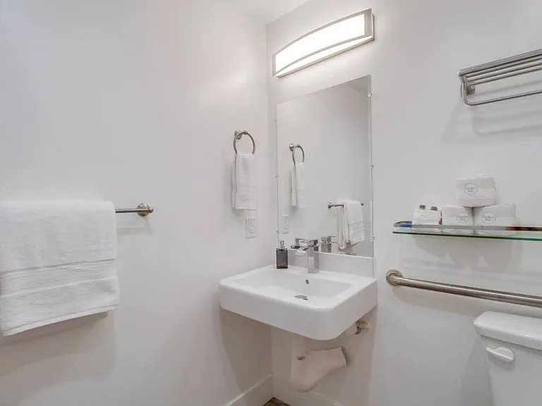 Full bathroom 2