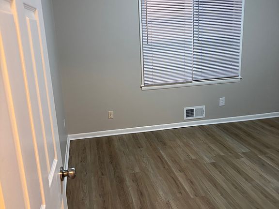 5th image of 135 Springtree Rd #B