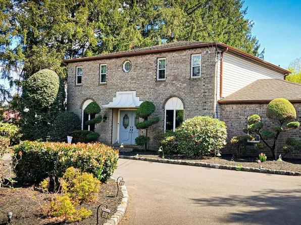 560 Lower Holland Rd, Holland, PA 18966