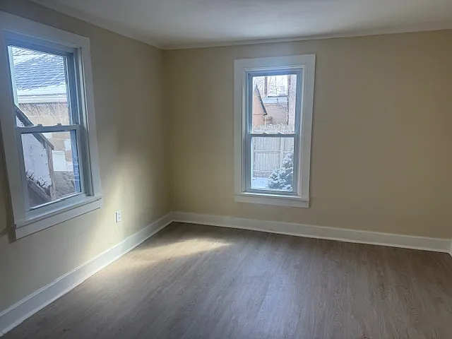 115 W Commercial St — Photo 2