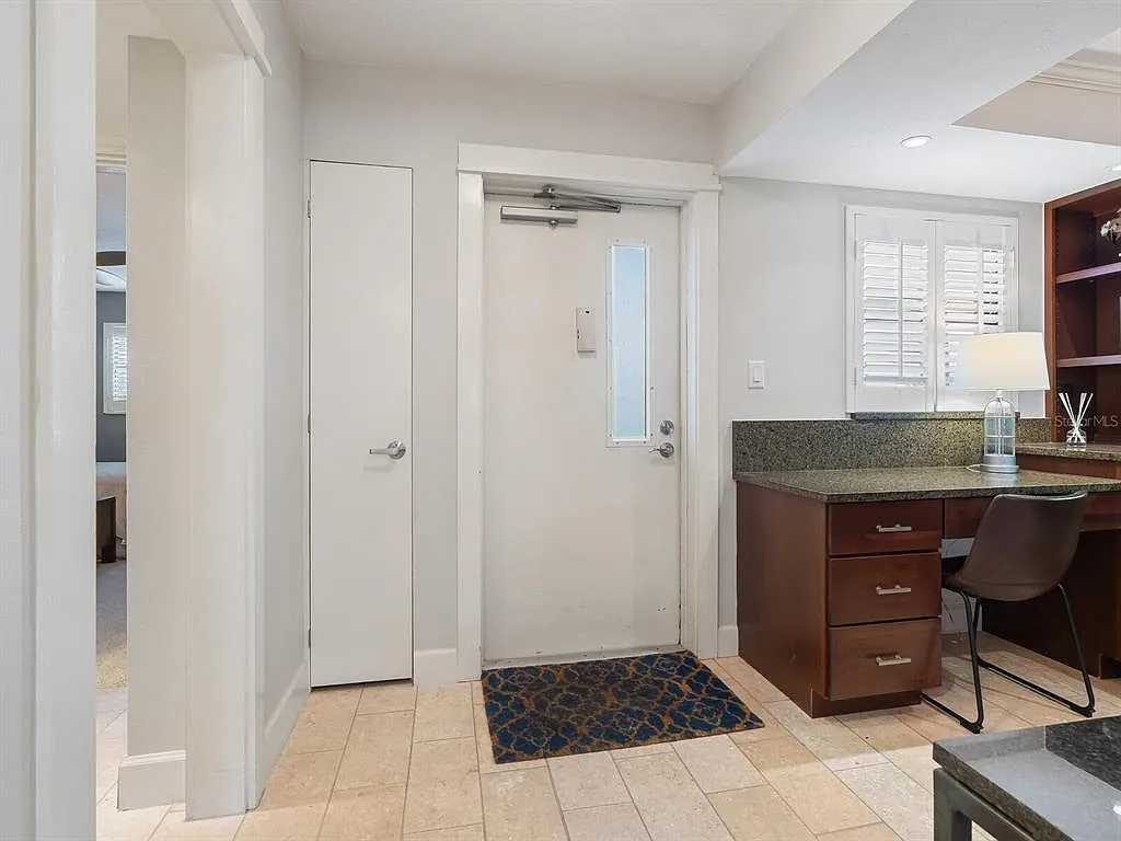2 bed, 2.0 bath, 1361 sqft, $5,000 — Photo 3