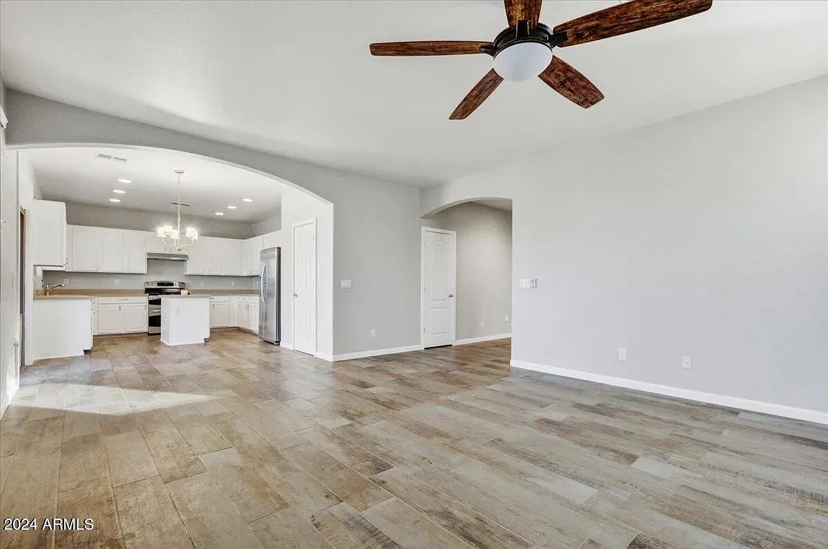 1094 E Coyote Creek Way — Photo 3