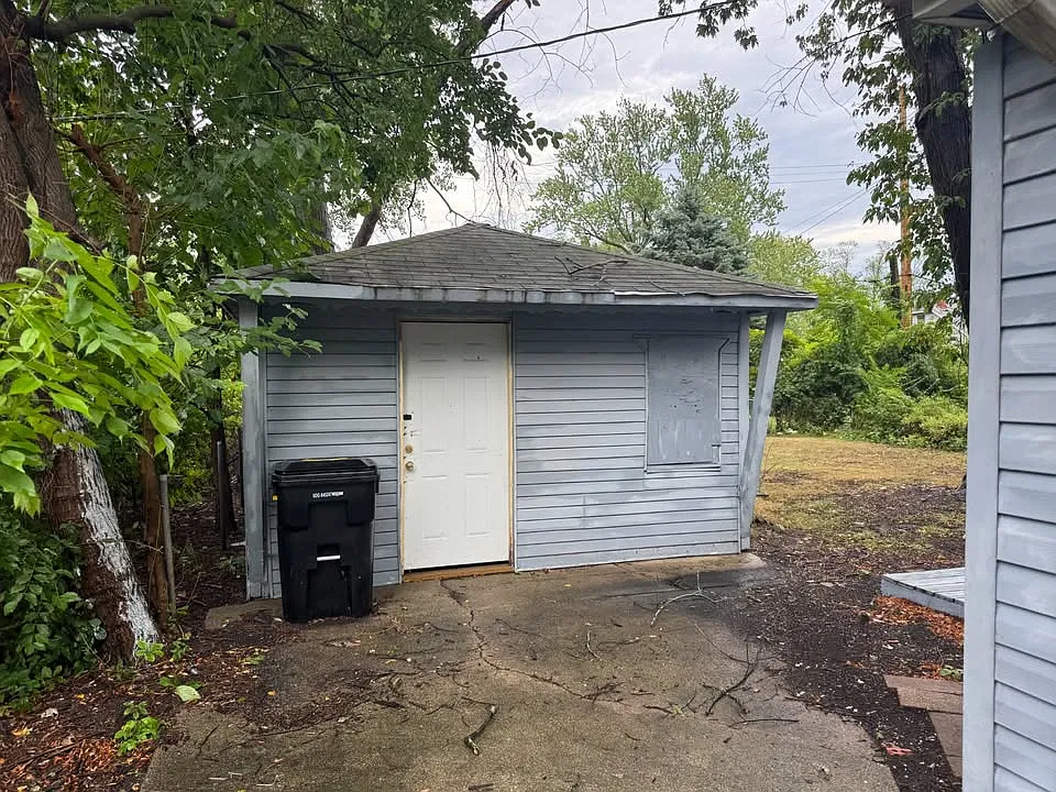 3 bed, 884 sqft, $1,200 — Photo 4