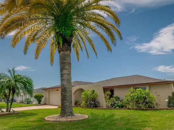 9921 Island Harbor Dr, Port Richey, FL 34668