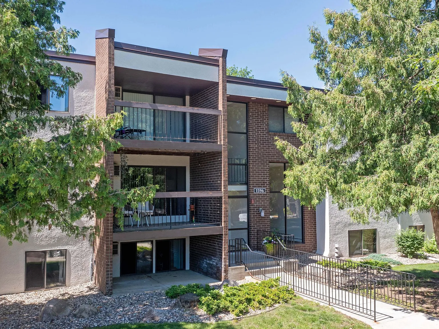 Barbary Knoll Apartments — Photo 1