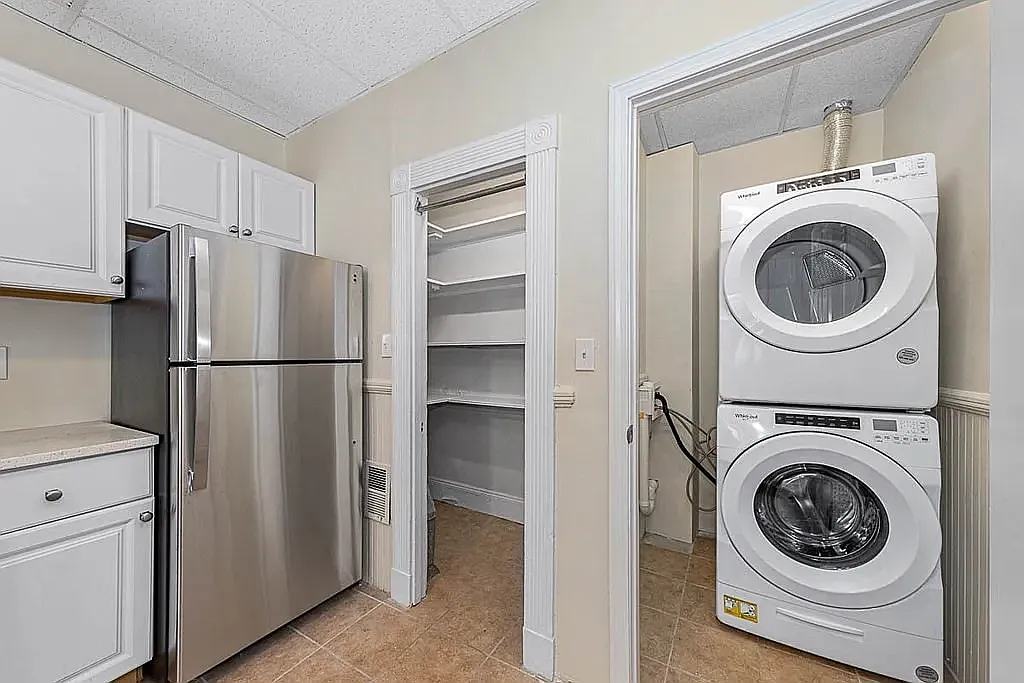 3 bed, 913 sqft, $3,425 — Photo 3