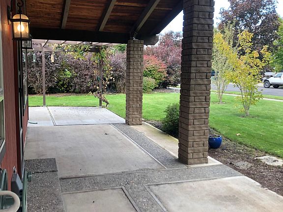 Large covered patio, perfect for barbecues!