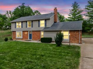 496 Brightspur Ln, Ballwin, MO