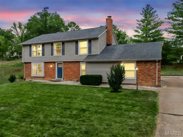 496 Brightspur Ln, Ballwin, MO 63011