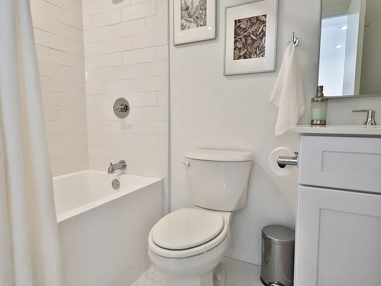 231 W Johnson Street — Photo 37