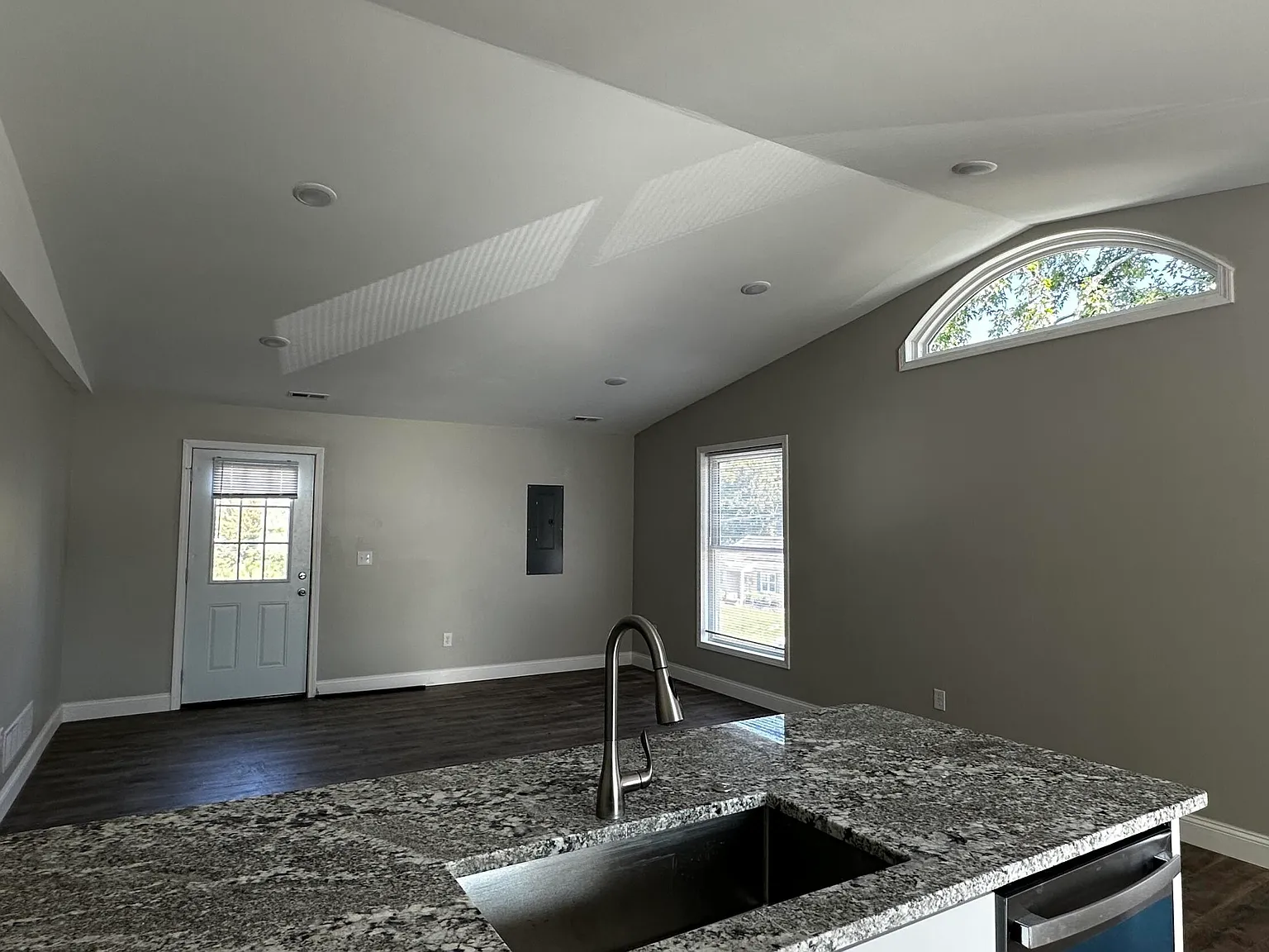 3 bed, 2.0 bath, 1200 sqft, $1,500 — Photo 3