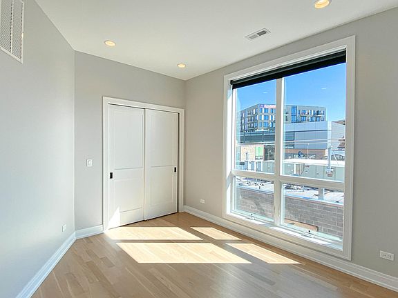 5th image of 1050 W Cornelia Ave #4L