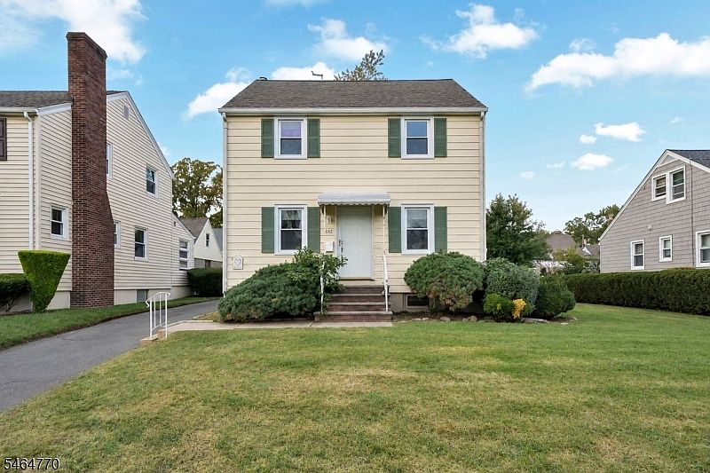 1st image of 842 Travers St