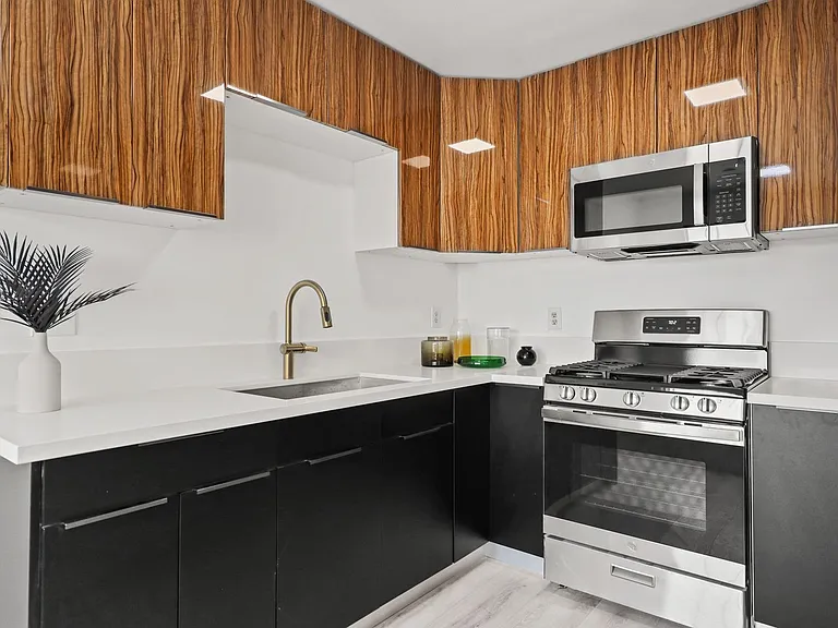 920 Everett St — Photo 17
