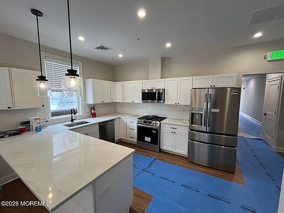 5th image of 35 Broad St