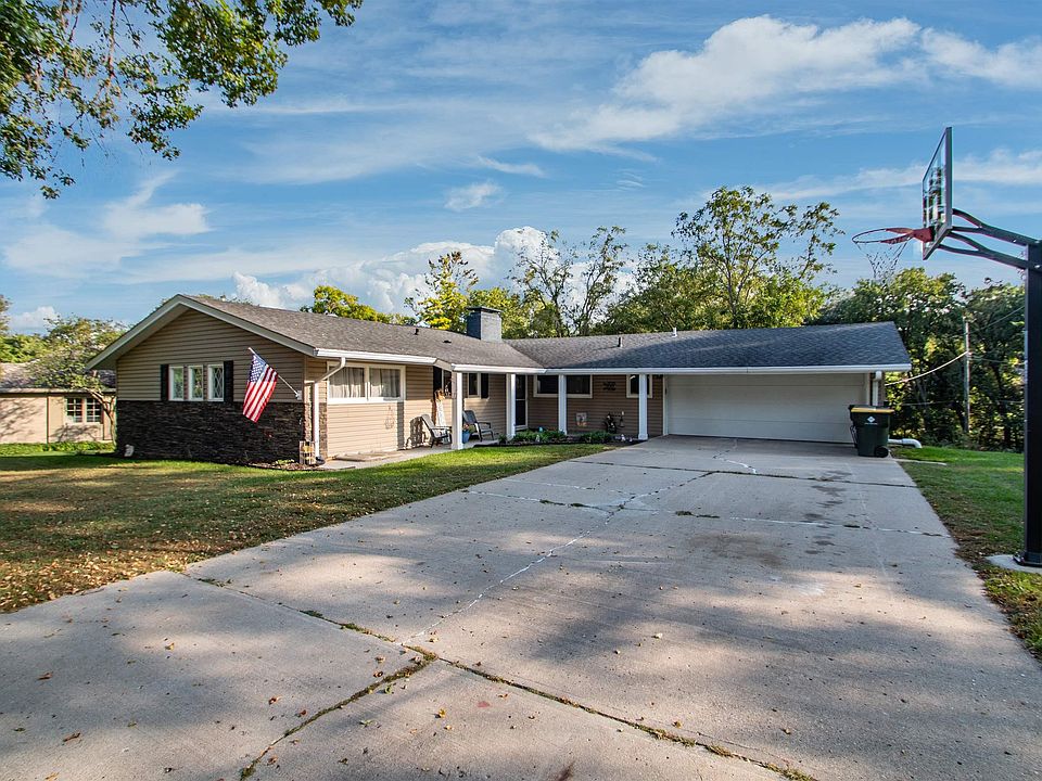 1st image of 306 Pelletier Dr