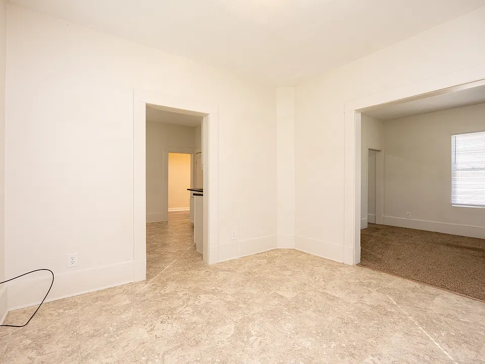 303 N Walnut St