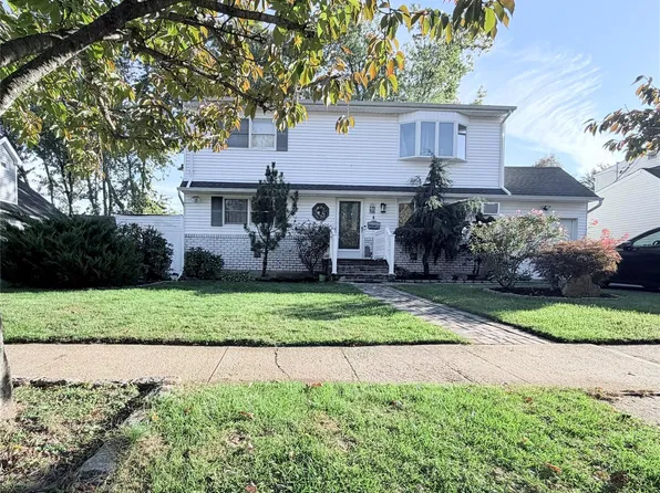 4 Colonial Drive, Farmingdale, NY 11735