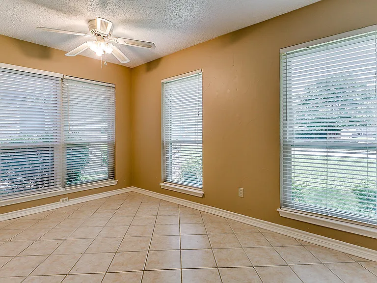 808 Sandhurst Dr — Photo 12