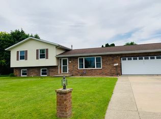 306 Winnebago Dr, Galena, IL 61036