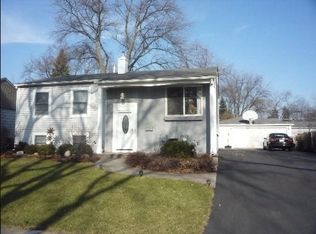 626 Maple Dr, Buffalo Grove, IL 60089